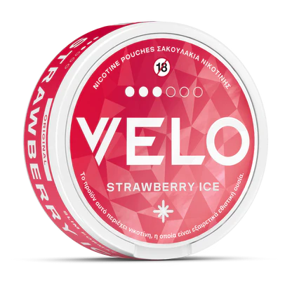 Το στρογγυλό δοχείο VELO Strawberry Ice διαθέτει ένα ροζ και λευκό γεωμετρικό σχέδιο με ελληνικό κείμενο, που υποδεικνύει την ισχύ της νικοτίνης και τη φυτική, δροσιστική γεύση πάγου φράουλας.