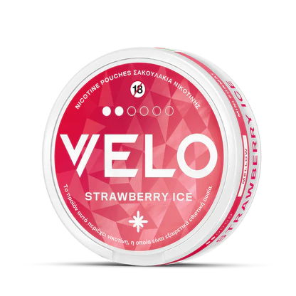 Ένα στρογγυλό λευκό και κόκκινο κουτί VELO Strawberry Ice περιέχει φυτικά σακουλάκια νικοτίνης. Το καπάκι εμφανίζει ελληνικό κείμενο, ένα σύμβολο απαγόρευσης κάτω των 18 ετών και ένα γεωμετρικό μοτίβο πάγου φράουλας.