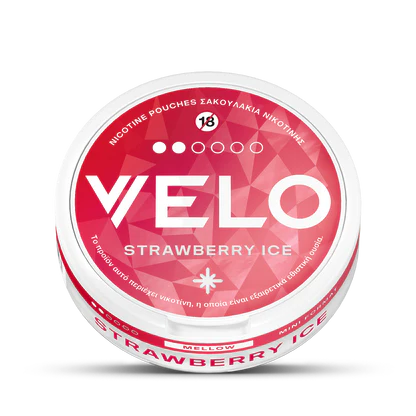 Ένα στρογγυλό, λευκό δοχείο VELO Strawberry Ice περιέχει σακουλάκια νικοτίνης φυτικής προέλευσης και διαθέτει μια κόκκινη και λευκή ετικέτα με ελληνικό κείμενο καθώς και ένα σύμβολο 18+, που υποδεικνύει ότι είναι μόνο για ενήλικες.