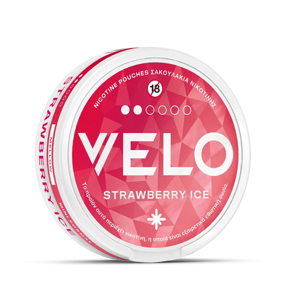 Τα σακουλάκια νικοτίνης VELO Strawberry Ice διατίθενται σε στρογγυλό δοχείο με κόκκινη και λευκή ετικέτα με ελληνικό και αγγλικό κείμενο, προειδοποίηση ηλικίας 18+, γεωμετρικά σχέδια και συστατικά φυτικής προέλευσης για μια δροσιστική εμπειρία.