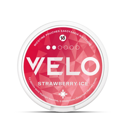 Το στρογγυλό δοχείο VELO Strawberry Ice διαθέτει κόκκινο γεωμετρικό σχέδιο, λευκό κείμενο και ετικέτα με προειδοποιήσεις στα ελληνικά και στα αγγλικά.