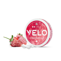 Ένα στρογγυλό δοχείο VELO Strawberry Ice βρίσκεται δίπλα σε δύο φράουλες, με δύο λευκά σακουλάκια νικοτίνης φυτικής προέλευσης να εμφανίζονται μπροστά σε λευκό φόντο.