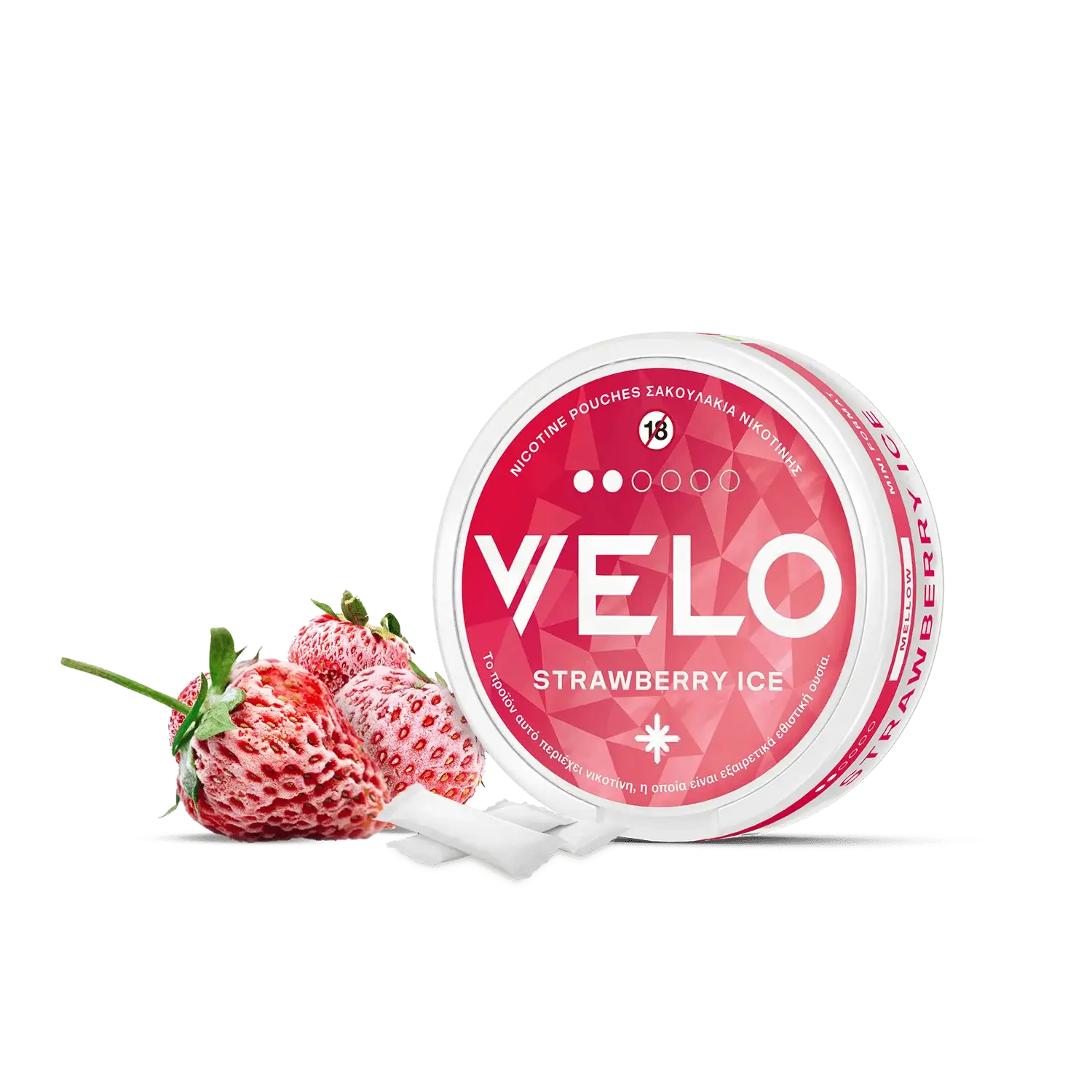 Ένα στρογγυλό δοχείο VELO Strawberry Ice βρίσκεται δίπλα σε δύο φράουλες, με δύο λευκά σακουλάκια νικοτίνης φυτικής προέλευσης να εμφανίζονται μπροστά σε λευκό φόντο.