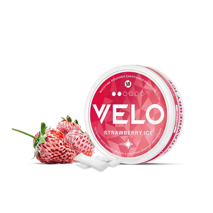 Ένα στρογγυλό δοχείο VELO Strawberry Ice βρίσκεται δίπλα σε δύο φράουλες, με δύο λευκά σακουλάκια νικοτίνης φυτικής προέλευσης να εμφανίζονται μπροστά σε λευκό φόντο.