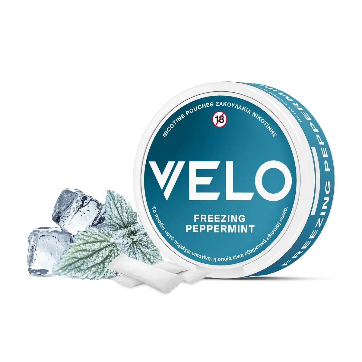 Ένα ανοιχτό στρογγυλό δοχείο VELO Freezing Peppermint προβάλλεται με δύο λευκά σακουλάκια, παγάκια και φύλλα μέντας μπροστά, αποτυπώνοντας την έντονη γεύση μενθόλης του προϊόντος.