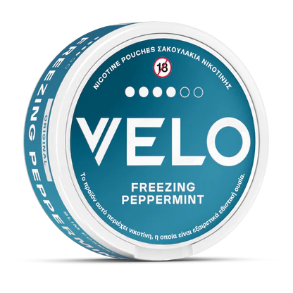 Το στρογγυλό κουτί VELO Freezing Peppermint διαθέτει μπλε και λευκό σχέδιο, ετικέτα ηλικίας 18+, ελληνικό και αγγλικό κείμενο και διακεκομμένο δείκτη ισχύος για μια έντονη εμπειρία μενθόλης.