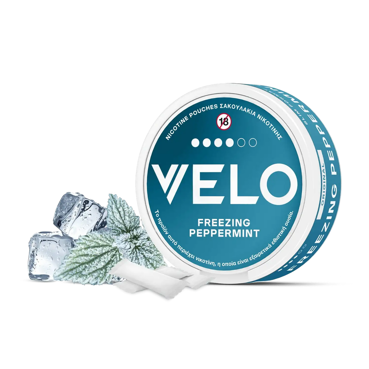 Ένα στρογγυλό μπλε και λευκό κουτί VELO Freezing Peppermint εμφανίζεται με παγάκια και φύλλα μέντας, τονίζοντας την έντονη γεύση μενθόλης. Η συσκευασία περιλαμβάνει ελληνικό και αγγλικό κείμενο καθώς και το σύμβολο προειδοποίησης ηλικίας "18+".