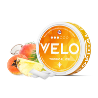 Ένα στρογγυλό δοχείο σακουλιών νικοτίνης VELO Tropical Ice με έντονο λογότυπο περιβάλλεται από κομμάτια ανανά, ροδάκινου και καρύδας, αναδεικνύοντας το μείγμα γεύσεων τροπικών φρούτων μέσα σε κάθε σακουλάκι.