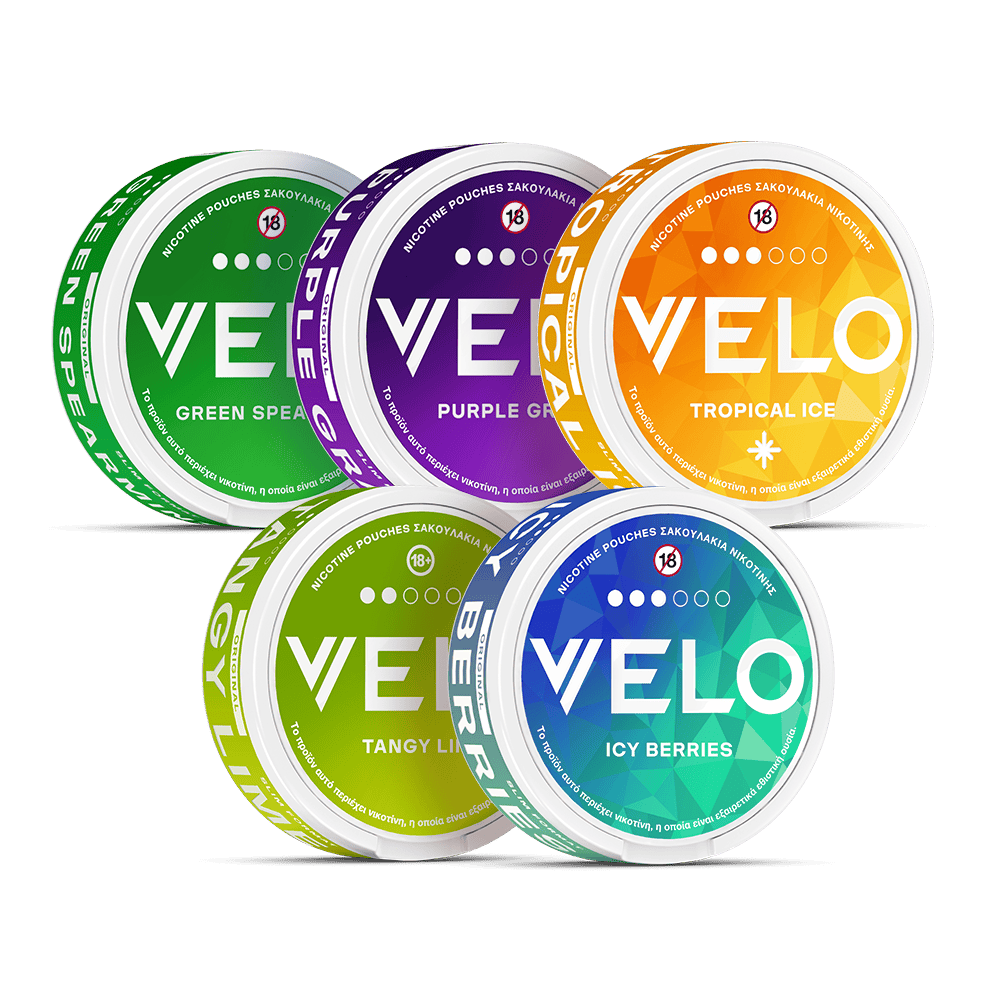 Προσφορά «Mix & Match» της VELO Greece με πέντε συσκευασίες — Λεπτές συσκευασίες με σακουλάκια νικοτίνης σε πράσινο, μωβ, κίτρινο, λαχανί και τυρκουάζ χρώμα — με τις ονομασίες «Green Spearmint», «Purple Grape», «Tropical Ice», «Tangy Lime» και «Icy Berries» — είναι τοποθετημένες πάνω σε λευκό φόντο.
