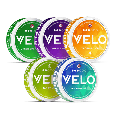 Προσφορά «Mix & Match» της VELO Greece με πέντε συσκευασίες — Λεπτές συσκευασίες με σακουλάκια νικοτίνης σε πράσινο, μωβ, κίτρινο, λαχανί και τυρκουάζ χρώμα — με τις ονομασίες «Green Spearmint», «Purple Grape», «Tropical Ice», «Tangy Lime» και «Icy Berries» — είναι τοποθετημένες πάνω σε λευκό φόντο.