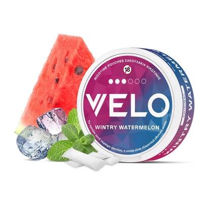 Ένα στρογγυλό κουτί με την ένδειξη VELO Wintry Watermelon απεικονίζεται με μια φέτα καρπούζι, παγάκια, φύλλα μέντας και λευκά σακουλάκια, τονίζοντας τη δροσιστική γεύση των σακουλιών νικοτίνης φυτικής προέλευσης.
