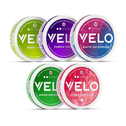 Επωφεληθείτε από την προσφορά της VELO Greece «Mix & Match» με έκπτωση 20% σε 5 μίνι κουτιά, που περιλαμβάνει πέντε σακουλάκια νικοτίνης σε διάφορα χρώματα και γεύσεις: Tangy Lime (πράσινο), Purple Grape (μοβ), Wintry Watermelon (μπλε), Green Spearmint (πράσινο) και Strawberry Ice (κόκκινο). Όλα τα κουτάκια φέρουν την ένδειξη «για άτομα άνω των 16 ετών».